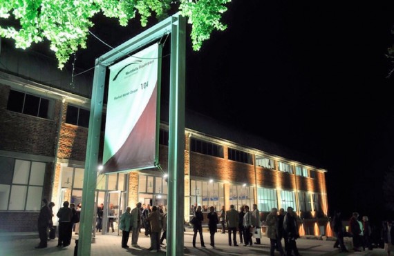 werfthalle nacht außen